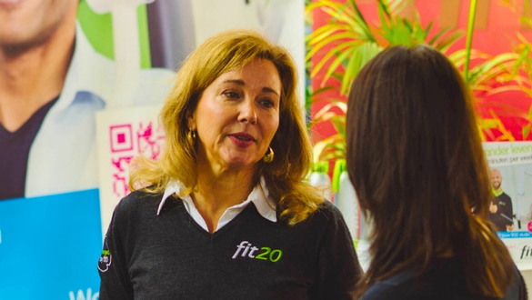 Afbeelding van een één op één gesprek op een beursstand