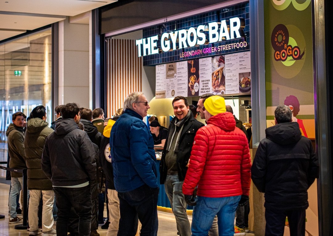 Drukke rij bij The Gyros Bar Hoog Caterijne
