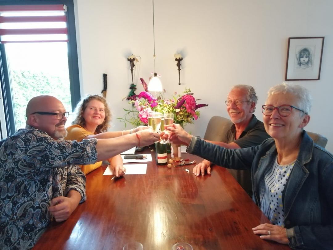 Mark en Patricia (links) klinken op de overname Herbergier Zoetermeer