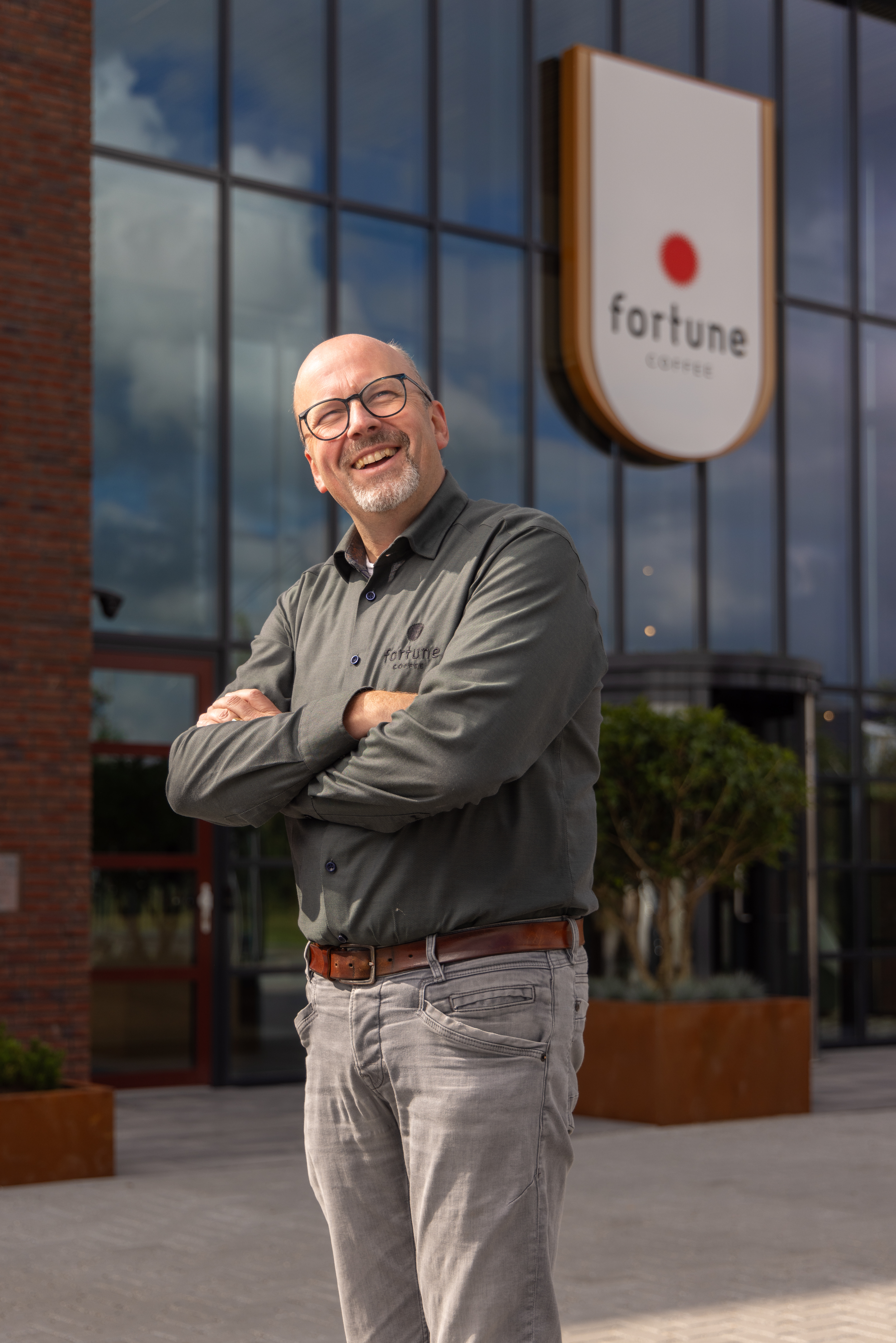 Eigenaar Ton van der Tang voor het hoofdkantoor in Zoetermeer