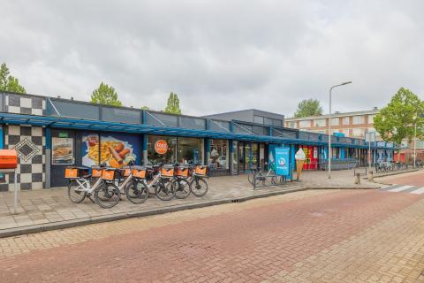Cafetaria Foodmaster ter overname bij het winkelcentrum in Boskoop