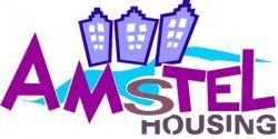 Amstel Housing-logo met paarse letters en drie gestileerde gebouwen op een blauwe achtergrond.