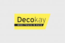 Decokay logo met de slogan Mooi Thuis in Huis op een gele achtergrond.