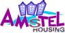 Amstel Housing-logo met paarse letters en drie gestileerde gebouwen op een blauwe achtergrond.