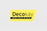 Decokay logo met de slogan Mooi Thuis in Huis op een gele achtergrond.