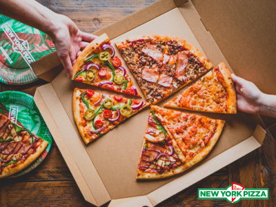 Kartonnen pizzadoos met verschillende pizzapunten, waarvan twee worden gepakt door handen.