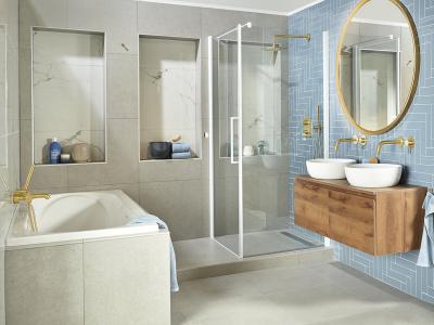 Moderne badkamer met inloopdouche, ligbad, houten wastafelmeubel en blauwe accentmuur.