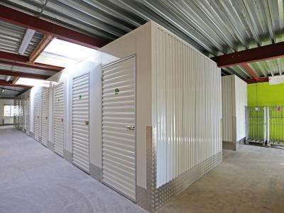 Opslagunits met gesloten, witte deuren in een moderne, goed verlichte opslagfaciliteit.