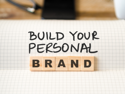 Tekst Build Your Personal Brand boven blokjes met het woord BRAND op een notitieblok.