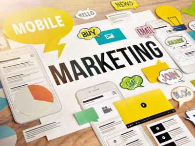 Marketingconcept met smartphones, statistieken en tekstballonnen over online communicatie en mobiele strategieën.