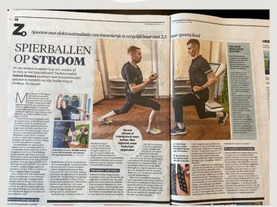Techjournalist doet een oefening met elektrostimulatie bij Wav-e Studios, zoals beschreven in een krantenartikel.