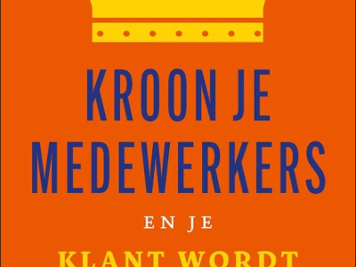Boekcover met oranje achtergrond, gele kroon en de titel Kroon je medewerkers en je klant wordt koning.