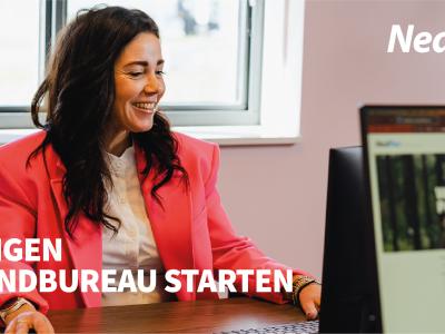 Zakenvrouw in roze colbert werkt achter computer in kantooromgeving, tekst over starten uitzendbureau zichtbaar.