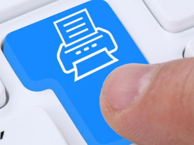Blauwe toetsenbordknop met printerpictogram wordt ingedrukt door een vinger.