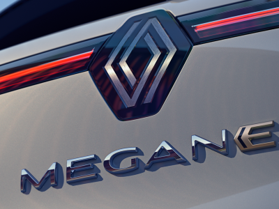 Achterkant van een auto met close-up van het Renault logo en de naam Megane op de kofferbak.