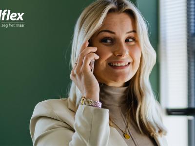 Vrouw aan de telefoon in kantooromgeving met Nedflex logo in beeld.