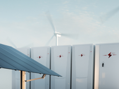 Zonnepanelen, windturbines en batterijopslagsystemen vormen een moderne energie-opslaginfrastructuur.