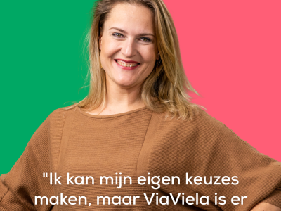 Vrouw glimlacht voor een achtergrond met groen en roze, met het ViaViela-logo rechtsboven en een ondersteunende quote.