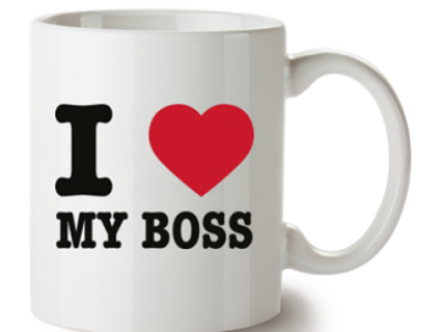 Witte mok met de tekst I ♥ MY BOSS in zwarte en rode letters.
