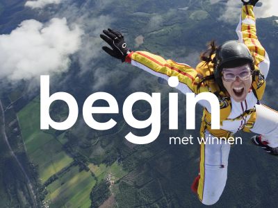 Een parachutespringer in een geel-wit pak juicht in de lucht boven groene velden met de tekst begin met winnen.