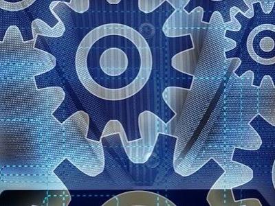 Twee handen houden blauwe tandwielen vast als symbool voor systematiseren in franchiseorganisaties.