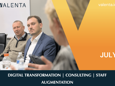 Mensen in een vergaderruimte met Valenta-branding en tekst over digitale transformatie, consulting en personeelsuitbreiding.