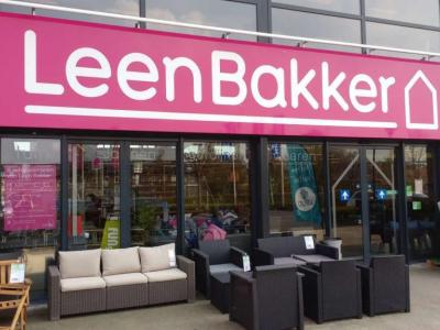 Leen Bakker winkelgevel met buitenopgestelde tuinmeubelen in showroomopstelling.