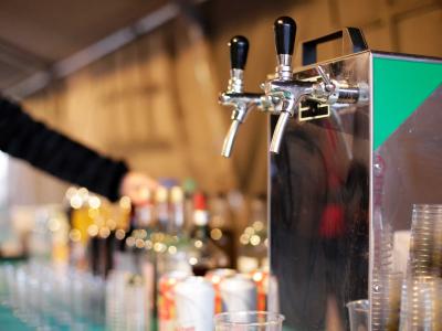 Cocktailtapinstallatie met glazen en flessen op een bar, klaar voor gebruik in een franchiseconcept.