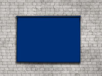 Blauw reclamebord bevestigd aan een grijze bakstenen muur.