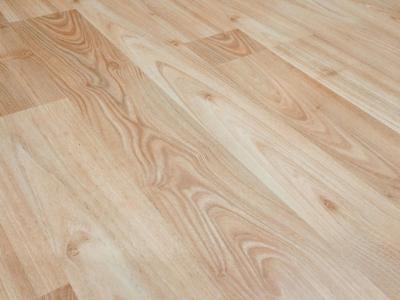 Houten vloer met natuurlijke nerfpatronen in lichte beige tinten.