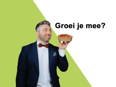 Man in een net pak houdt een schaaltje pasta vast met de tekst Groei je mee? op een groene en witte achtergrond.