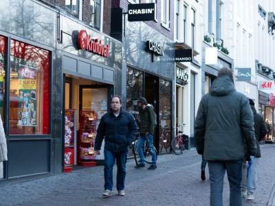 Winkelstraat met voetgangers en zichtbare retailers zoals Kruidvat, Chasin', Mango en H&M.