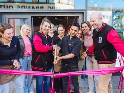 Groep mensen knipt een lint door bij de opening van de nieuwe Bakker Bart-winkel in Venlo Lomstraat.