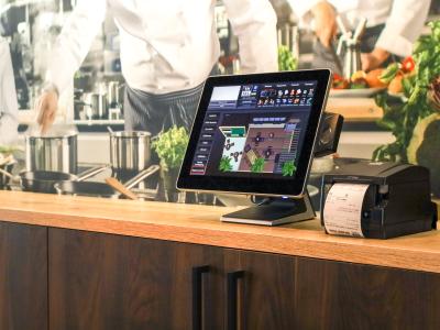 Horeca kassasysteem op een aanrecht met een touchscreen en een bonprinter voor franchise ondernemingen.
