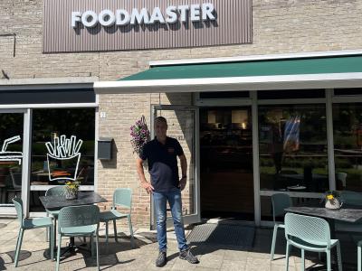 Foodmaster Wageningen met open terras, manager bij de deur en vrolijke buitenzitjes in de zon.