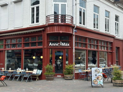 Anne&Max café met zitjes op het terras aan de Steenstraat in Arnhem.