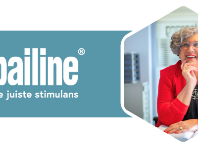 Bailine logo met slogan naast een lachende vrouw in een rode blazer aan een bureau.