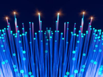 Gekleurde lichtstralen en bokeh-effecten symboliseren digitale netwerken en connectiviteit.