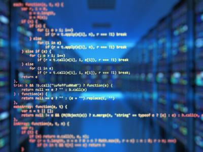 Computercode zwevend over onscherpe serverracks in een datacenteromgeving.
