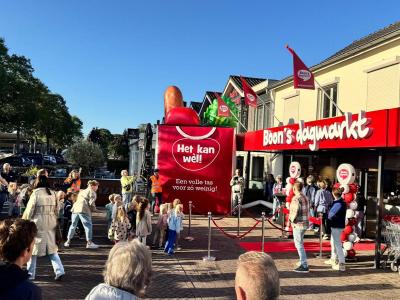 Mensen verzamelen zich buiten Boon’s Dagmarkt Ysselsteyn voor de opening met rode loper en ballonnenboog.