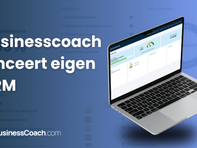 Laptop met CRM-dashboard van Businesscoach en tekst over de lancering van een nieuw CRM-systeem.