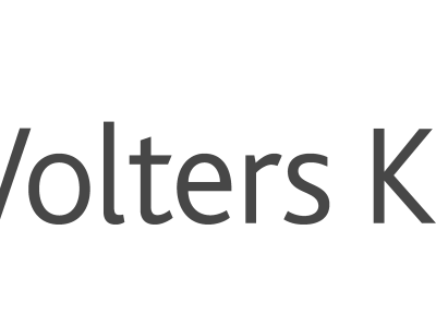 Wolters Kluwer-logo met een kleurrijk rasterontwerp links van de bedrijfsnaam in grijze letters.