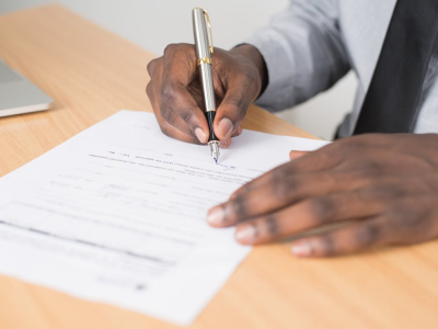 Man ondertekent een document op een bureau, wat kan duiden op een energiecontract voor het MKB.