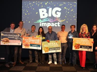 Een groep mensen poseert met verschillende awards voor het Big Impact evenement van FHC Formulebeheer.