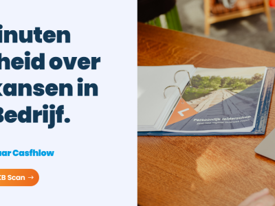 Een open laptop met een bedrijfsrapport op het scherm naast een map op een houten tafel.