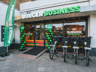 Voorgevel van de nieuwe Burger Business vestiging in Utrecht West met fietsen en ballonnen bij de ingang.