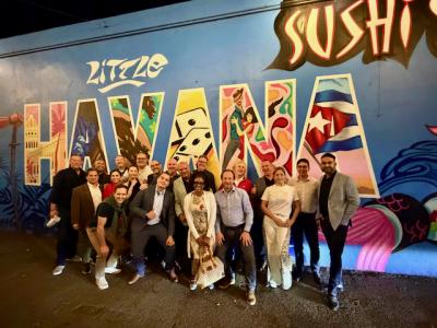 Valenta Sales Conference-deelnemers poseren voor kleurrijke Little Havana-muurschildering in Miami.