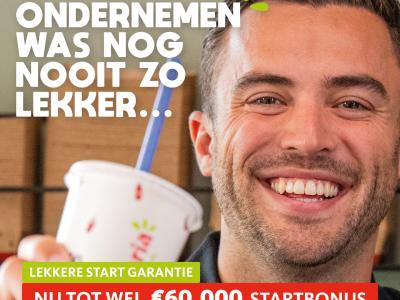 Lachende man houdt een Kwalitaria-beker vast met promotietekst over ondernemersvoordeel tot €60.000.