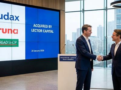 Twee mannen schudden elkaar de hand bij een presentatie over de overname van Bruna en Read Shop door Lector Capital.