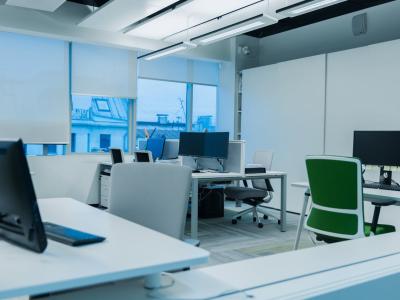 Modern kantoorinterieur met bureaus, computers en bureaustoelen, geschikt voor een schoon en hygiënisch bedrijfspand.